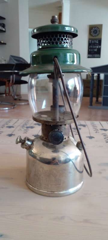 Coleman ` The sunshine of the night` vintage lamp in great condition. Canada produced.