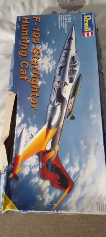 REVELL 1/32 F-104 STARFIGHTER HUNTING CAT PLASTIC MODEL KIT.