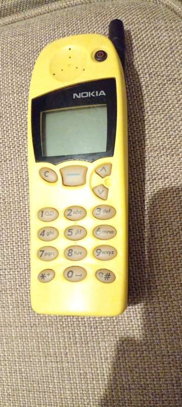 NOKIA (yellow) 5110 untested cell phone.Discontinued 2000