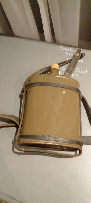 WW11 BRITISH ARMY GREEN ENAMELLED WATER BOTTLE MARKED GM 1942. WITH STRAP AND CORK.GOOD CONDITION.