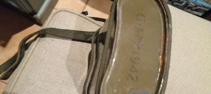 WW11 BRITISH ARMY GREEN ENAMELLED WATER BOTTLE MARKED GM 1942. WITH STRAP AND CORK.GOOD CONDITION.