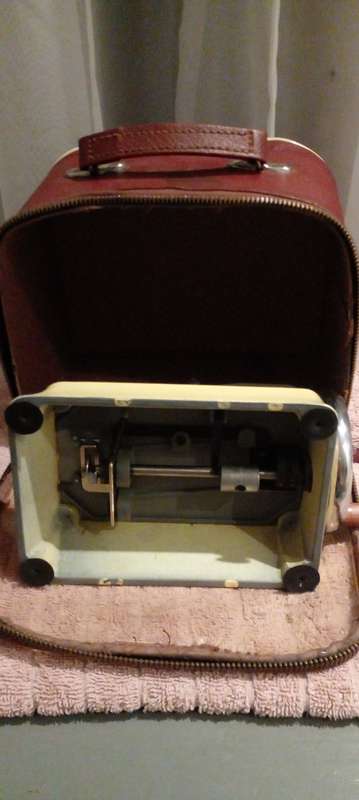 NECCHI TRAINER MINIATURE SEWING MACHINE.WORKING CONDITION.ORIGINAL CASE.