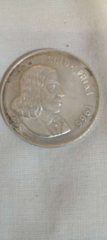 Rare 1966 Afr. `Tagged ear` error silver R1 coin. Rare in this great condition.Desc.