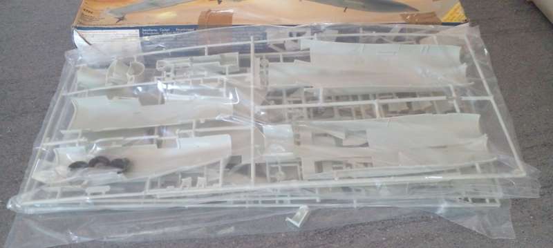 REVELL F-18 A HORNET 1/32 PLASTIC MODEL KIT.SEE DESC.