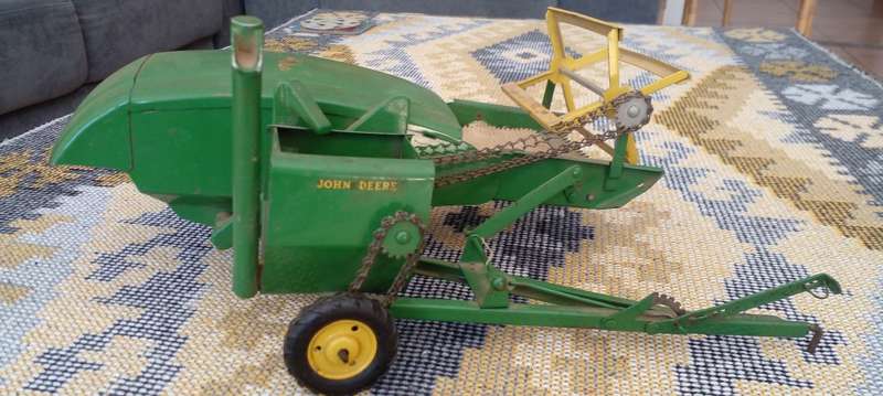JOHN DEERE COMBINE 1:16 DIE CAST 12 A PULL BEHIND .SEE DESC.