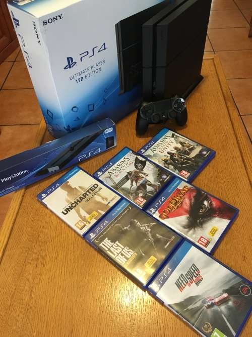 PS4 1 TB + Games (ONE MONTH USED) URGENT SALE