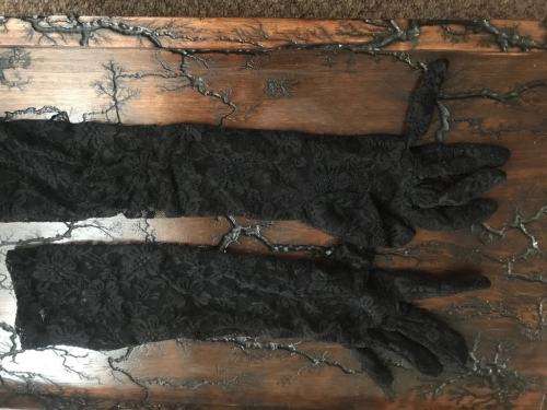 Black lace gloves (Size small)