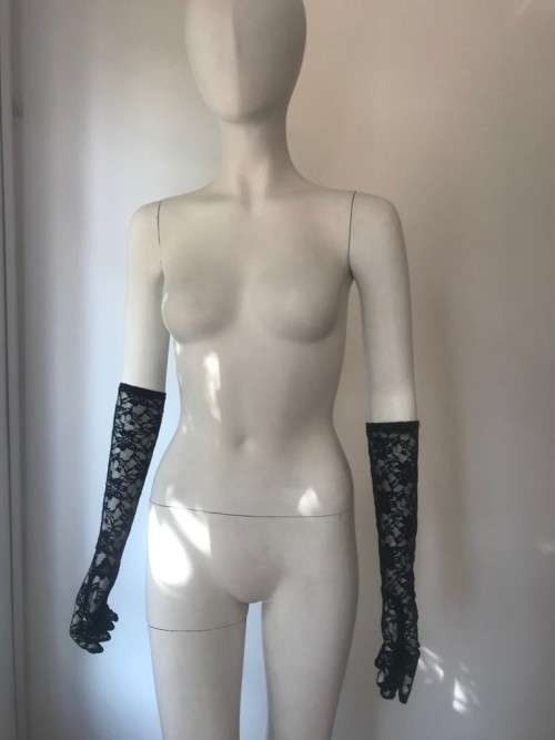 Black lace gloves (Size small)
