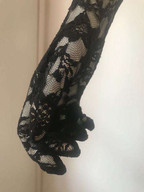 Black lace gloves (Size small)
