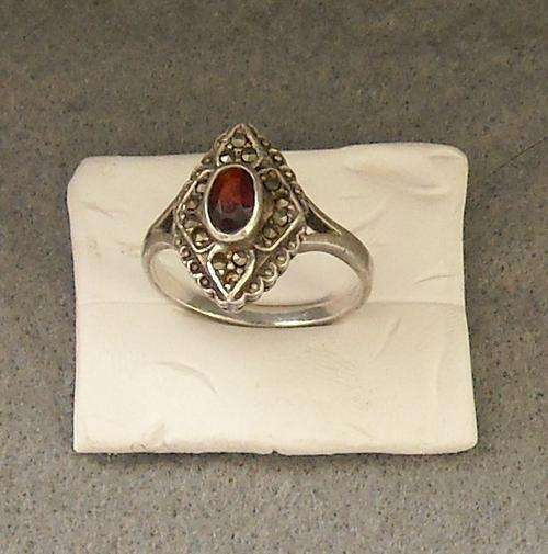 SILVER (.925) & GARNET RING - SIZE 8