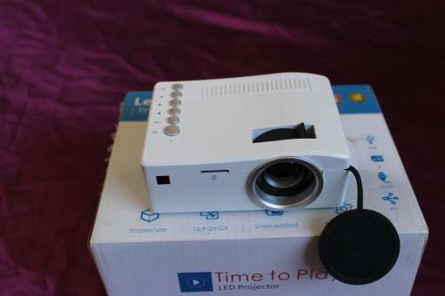 HD LED Multimedia Projector & Home Theater Cinema & Remote