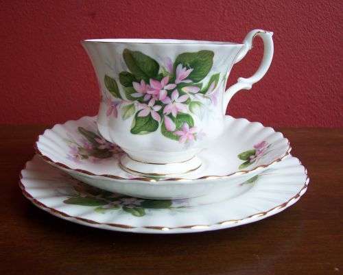 Royal Albert * May Flower * Tea Trio