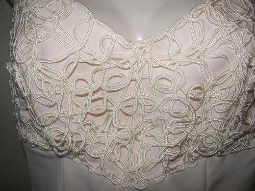 CREAM FORMAL SLEEVELESS DESIGNER LINED TOP SHIRT WITH ENTWINED PIPED DESIGN SIZE 32(AS NEW)