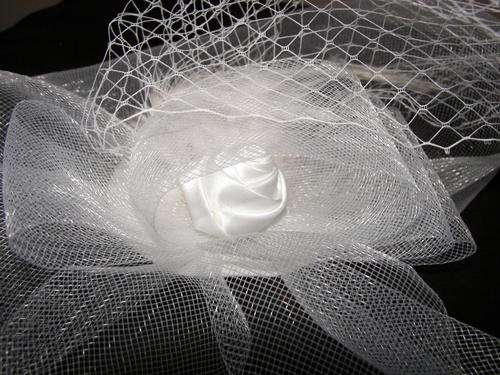 VINTAGE STYLE WEDDING WHITE  FASCINATOR FOR HAIR/HEAD/FORMAL WEAR