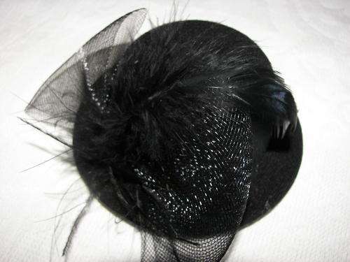 BLACK WEDDING/BRIDAL HAT FASCINATOR HAIRCLIP WITH FEATHERS