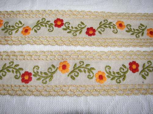 VINTAGE HANDMADE EMBROIDERED FLORAL LACE LIKE BRAID/TRIMMING (+- 1/1/2 METER)