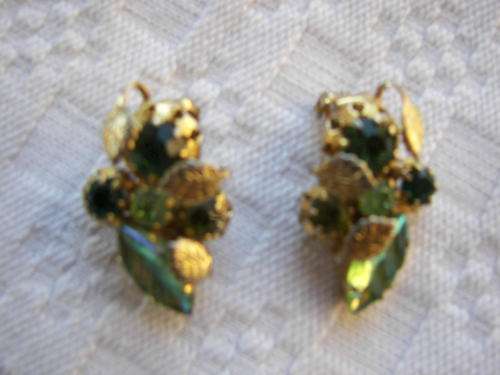 VINTAGE EMERALD GREEN STONES CLIP ON EARINGS