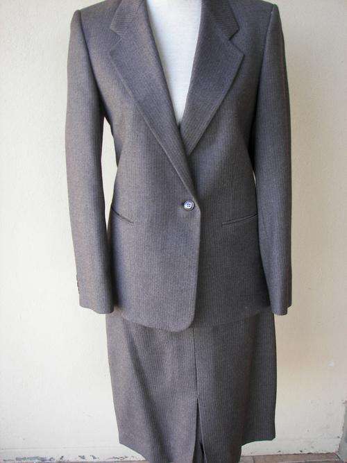 -VINTAGE  PURE WOOL BEIGE BROWN FORMAL FINE PINSTRIPE LINED JACKET BLAZER AND  SKIRT SUIT SIZE 32/34
