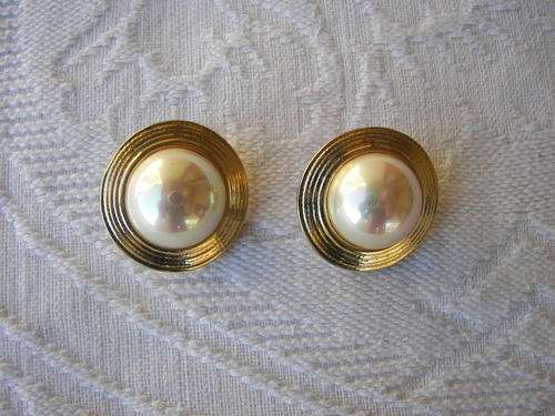 SALE!!!VINTAGE FAUX MABE PEARL AND GOLD TONECLIP ON EARINGS
