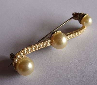 VINTAGE GOLD COLOUR AND FAUX PEARLS BROOCH PIN