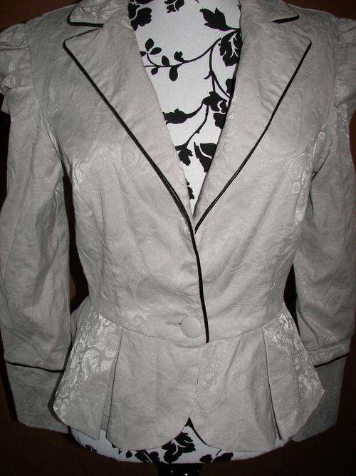 CREME BEIGE EMBOSSED FORMAL JACKET SIZE 34 (AS NEW NEVER WORN)