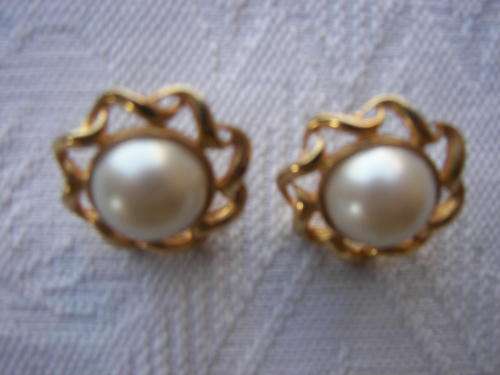 SALE!!!VINTAGE GOLD TONE FAUX PEARL PIERCED EARINGS