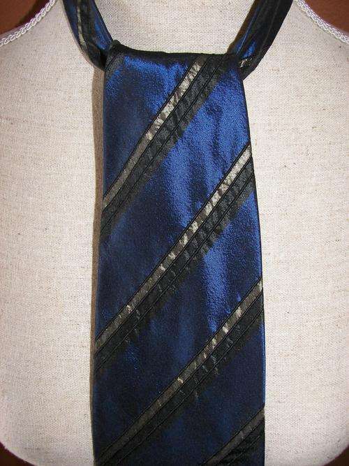 SALE!!!!VINTAGE MENS SILK DESIGNER CARDUCCI NECK TIE