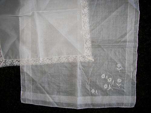 VINTAGE FINE WHITE COTTON AND LACE HANDKERCHIEFS/HANKIES