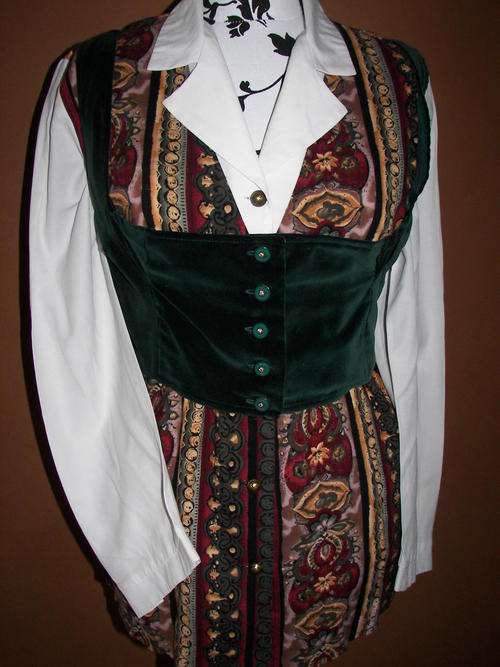 VINTAGE EMERALD GREEN VELVET LOW WAISTCOAT