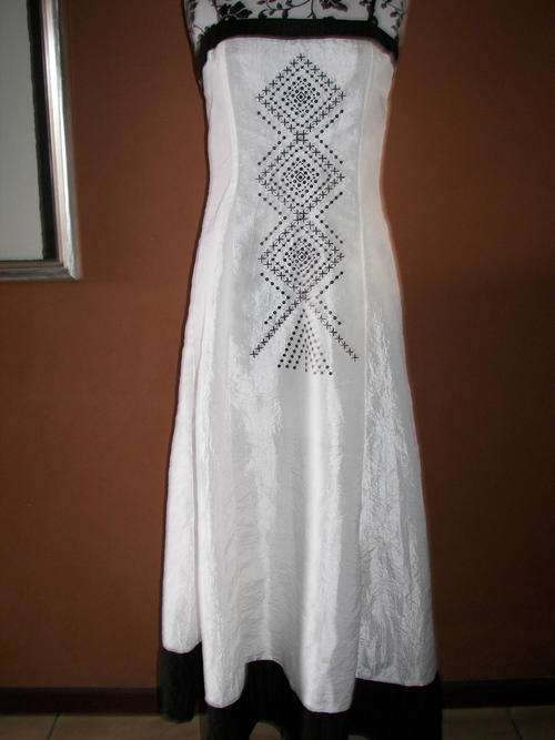 FORMAL CRUSHED SILK BLACK AND WHITE LINED LONG COCKTAIL DRESS WITH EMBROIDERY SIZE 36(KELSO)