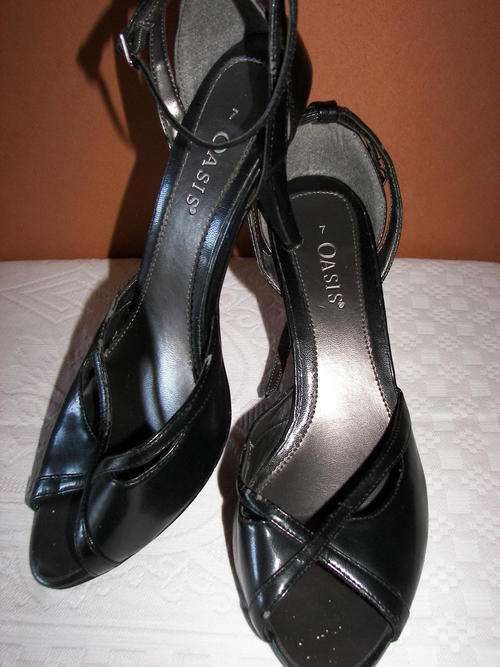 CLEARANCE SALE-BLACK DESIGNER OASIS HIGH HEELS WITH ANKLE STRAPS SIZE 7