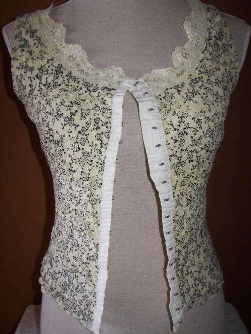 VINTAGE FLORAL LACE IMPORTED TOP SIZE 32