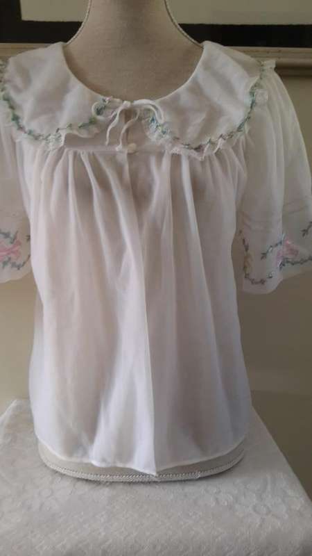 VINTAGE WHITE NYLON EMBROIDERED BEDJACKET/TOP SIZE SMALL