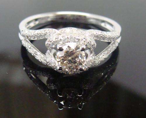 NO RESERVE - 0.93ct DIAMOND ENGAGEMENT RING SET IN WHITE GOLD ** R34,899 **