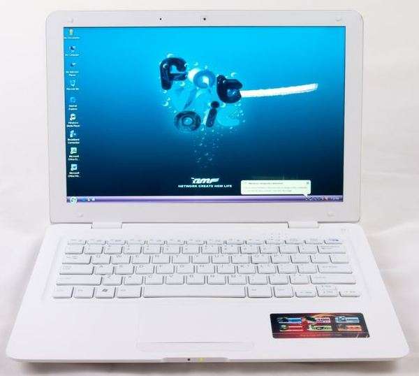 ** NO RESERVE ** VERY LIGHT 13.3 inch NOTEBOOK. LED. WINDOWS XP. WHITE COLOUR