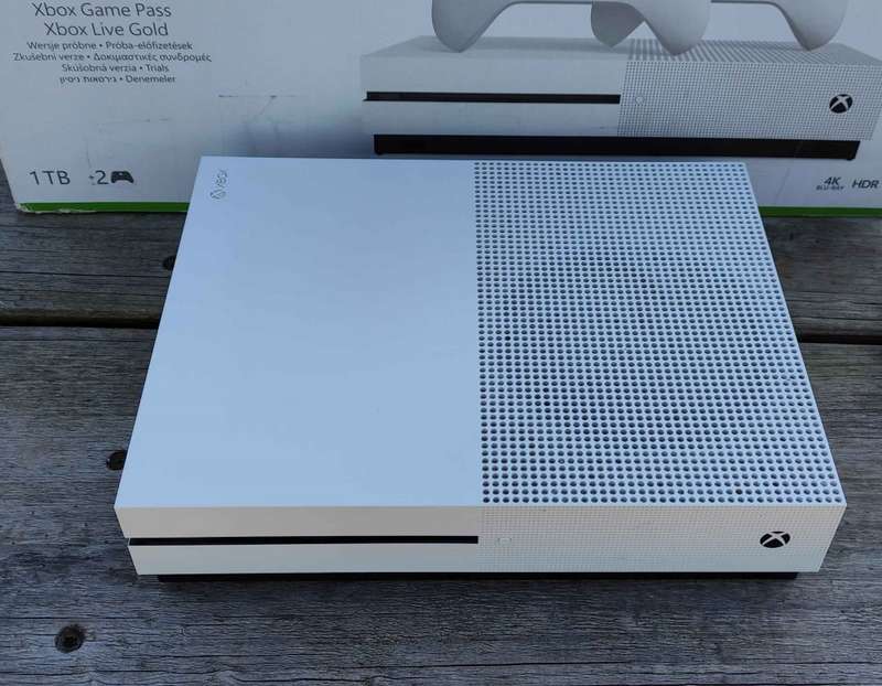 Xbox one S 1TB + Controller and 2 Games