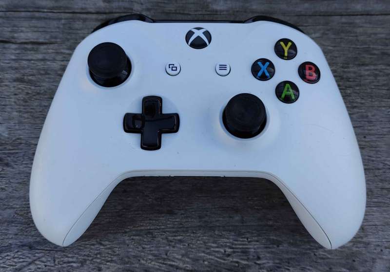 Xbox one S 1TB + Controller and 2 Games