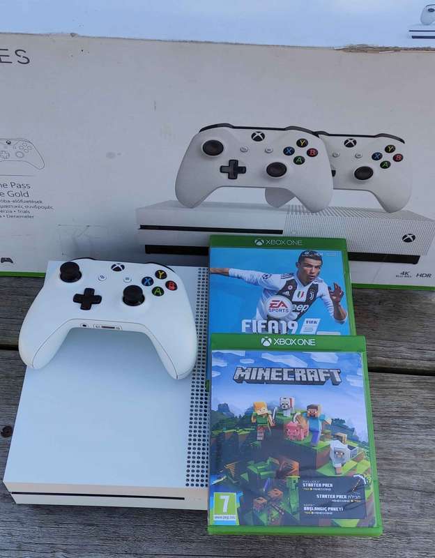Xbox one S 1TB + Controller and 2 Games