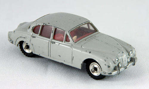 DIE CAST DINKY 195 JAGUAR 3.4 L
