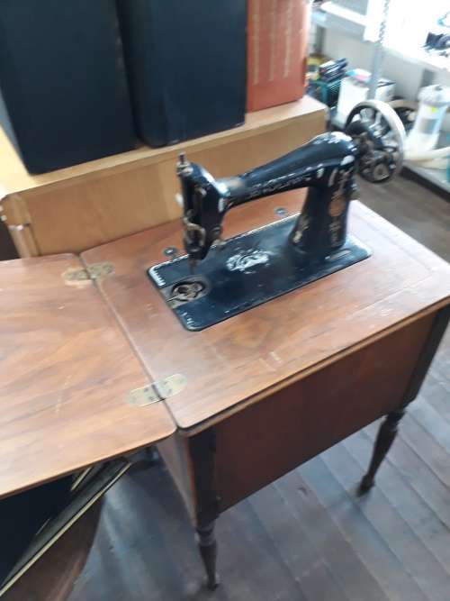 LOVELY ANTIQUE SINGER MACHINE WITH CABINET