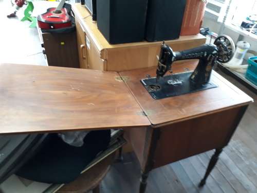 LOVELY ANTIQUE SINGER MACHINE WITH CABINET