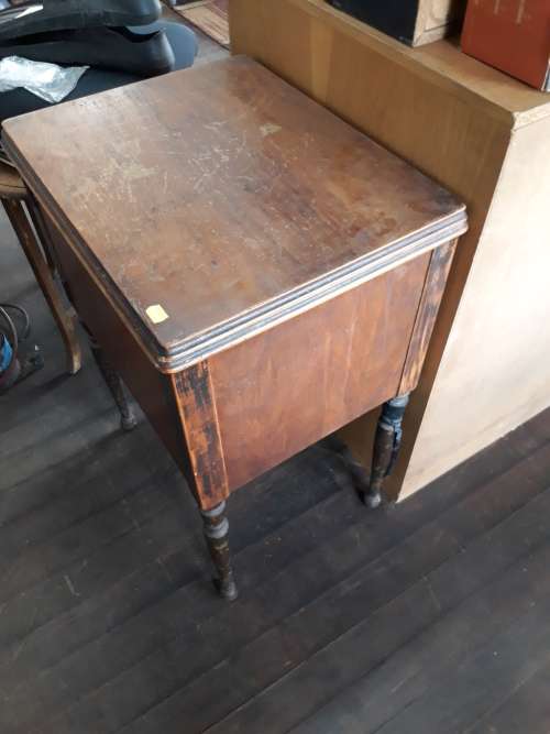 LOVELY ANTIQUE SINGER MACHINE WITH CABINET