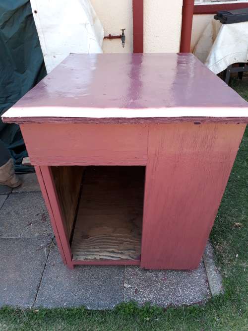 LOVELY OLD DOG KENNEL JUST BEEN REPAINTED