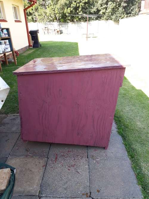 LOVELY OLD DOG KENNEL JUST BEEN REPAINTED