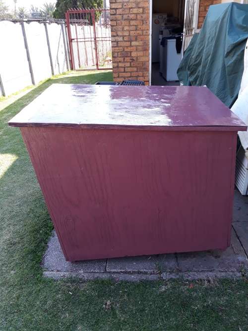 LOVELY OLD DOG KENNEL JUST BEEN REPAINTED