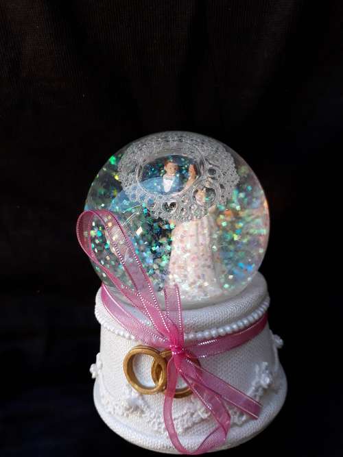 LOVELY OLD WEDDING SNOWGLOBE