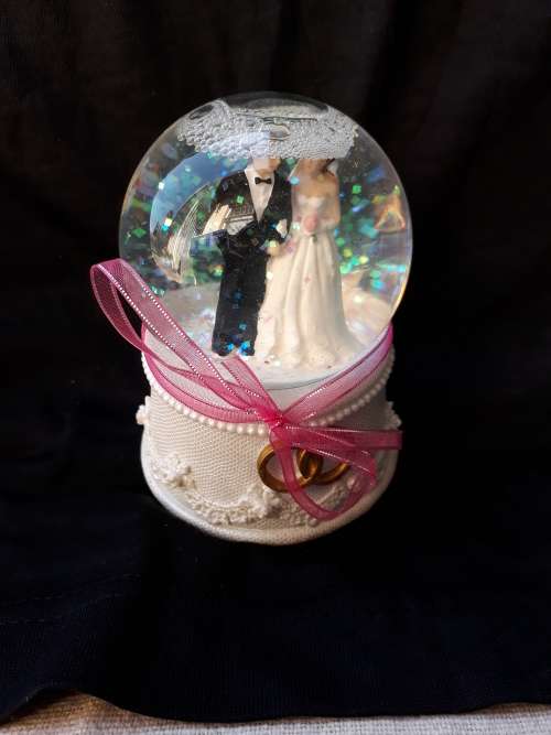 LOVELY OLD WEDDING SNOWGLOBE