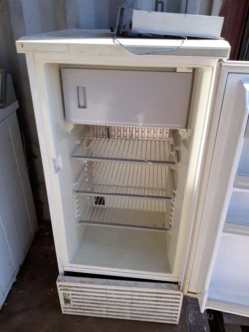 LOVELY FRIDGE NEEDS FIXING. WORKS ON ELEC AND GAS
