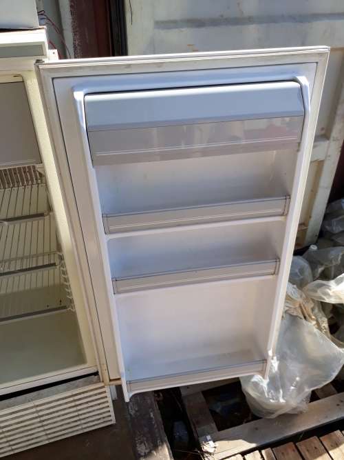 LOVELY FRIDGE NEEDS FIXING. WORKS ON ELEC AND GAS