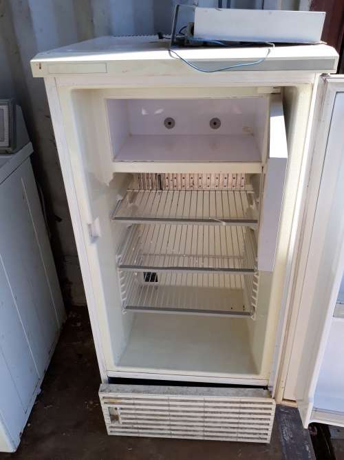 LOVELY FRIDGE NEEDS FIXING. WORKS ON ELEC AND GAS